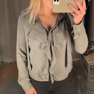 Blus i storlek 34 - Säljer pga av att den är för liten, frakt tillkommer