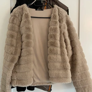 Pälsjacka - Knappt använd, inga märken. Från Gina Tricot