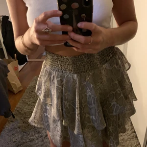 Kjol med mönster  - Kjol från Ginatricot med snakemönster. En perfekt sommarskola som tyvärr blivit för stor för mig:/ 