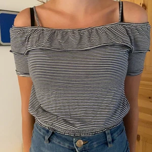 RANDIG TRÖJA FRÅN HM - EN RANDIG TRÖJA MED BARA AXLar