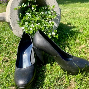 Svarta högklackat från tamaris - Svarta högklackat från tamaris st 37 är användna, men ändå väldigt bra skick