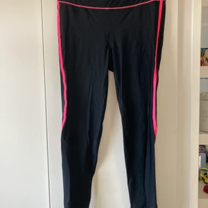 Träningsbyxor  - Svart/rosa träningsbyxor. Passar tyvärr inte längre. Sköna att ha på med band i midjan