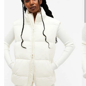oversized puffar väst - Populära oversized västen från monki som även är slutsåld, knappt använd, bra skick.  Storlek XXS, som sagt är de oversized och den passar mig sol i vanliga fall har S.
