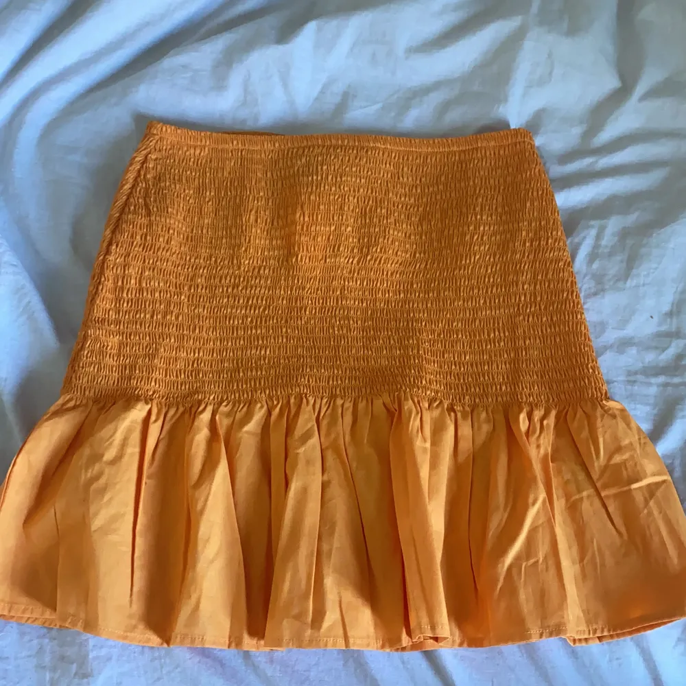 En superfin orange kjol som inte kommer till användning💕 . Kjolar.