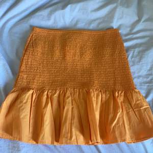 En superfin orange kjol som inte kommer till användning💕 