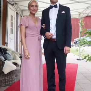 Klänning - Säljer denna balklänning, man kan däremot såklart använda den till något annat också:)) Stolek S