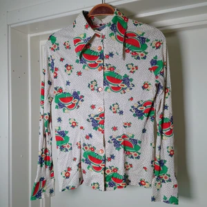 Vintageskjorta - Fantastisk vintageskjorta/blus med mönster av vattenmeloner.:) Lent material. Spetsig 70-talskrage🍉