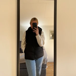 Svart Väst - Svart väst i storlek XS-S (passar större)  Nypris 1300kr, aldrig använd med prislapp på. Budgivning. Frakt ingår i priset/budgivning, kan även mötas. 