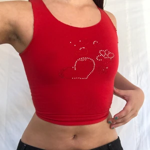 Linne med rhinestones - FINNS KVAR!!!Underbart linne med rhinestones. Ärmarna är avklippta och krage samt nedre kanten är råa. Defektfri i övrigt. Uppskattas till xs-s. Visas på en s. Köpare står för frakt