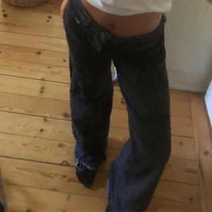 Grå/Svarta jeans❤️ - Skit snygga grå/svarta jeans, nästan aldrig använda 💋 fin passform sitter lite lågmidjade❤️ Blir lite baggy på mig som är XS-S men passar nog alla!❤️    PRIS kan diskuteras vid snabbt köp!!! 