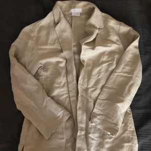 Tröja i linne - Beige kappa/ kofta i linne från Zara. Toppen skick