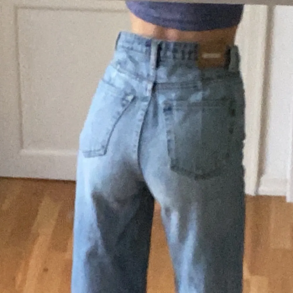 Så fina jeans från weekday i strl 24 som tyvärr har blivit lite för korta för min smak:( nyskick! Alla mina mått står i profilen men tveka inte att höra av dig vid frågor🌼. Jeans & Byxor.