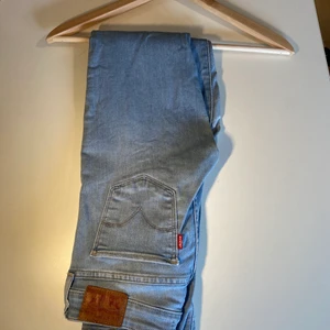 Levi’sjeans - Jeans från Levi’s🤎🤎 Modell 711, storlek 25
