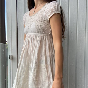 Klänning - Jättefin sommarklänning med fina spetsliknande detaljer upptill🤍🤍