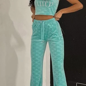Turkos Juicy couture set XS-S - Lånade bilder! 💕💕💕Skriv i DM för egna bilder. Säljer både toppen och byxorna för 800kr. Kan även sälja plaggen separat