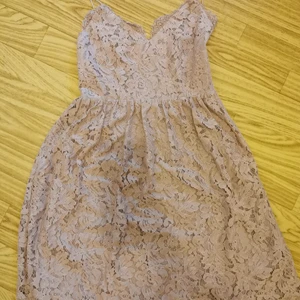Spetsklänning - Superfin spetsklänning i ljusrosa/nude med öppen rygg ifrån NLY ONE. Dragkedja i sidan. Bra skick! (Lägger all frakt på spårbart, men går ev att få billigare med porto) 