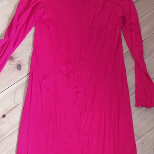 Röd ribbad off shoulder klänning L - Strl L,sparsamt använd. Tunn och skön,ca knälängd. Djur och rökfritt hem. Samfraktar gärna!