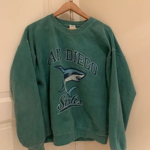 Grön sweatshirt (SAN DIEGO SHARKS)  - Grön sweatshirt från Urban outfitters. Storlek S, men oversized 💚