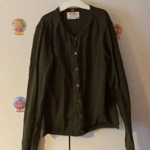 Kofta  - Mörkgrön acktig bomulls kofta med knappar, 13-14+ (stl 164) matchar med byxan och linnet, bomull