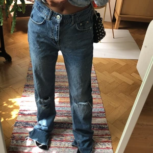 Pull and bear jeans med slits - Jätte fina populära pull and bear jeans med hål i knäna oh slits! Storlek 34💕 långa i benen men går att klippa om man vill ha kortare BUDA I KOMMENTARERNA