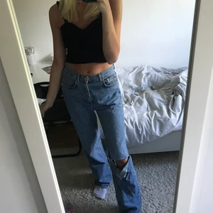 Jeans med hål - Skit snygga jeans som tyvärr har blivit lite stora på mig, passar någon som vanligtvis har 38-40 i jeans. Hålet har jag klippt själv 💕 skriv för mått osv 