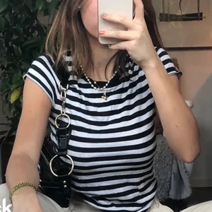 H&M tisha  - Svart och vit randig t-shirt. Stl S