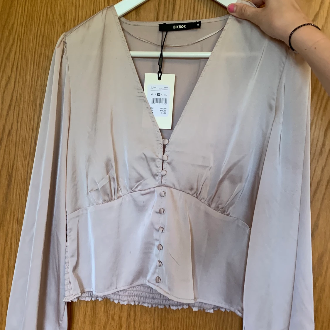 Söt blus i silke från bikbok - 90