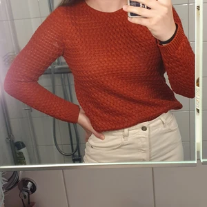 Tröja  - Basic tröja i röd färg, storlek M/36, jättebra skick 