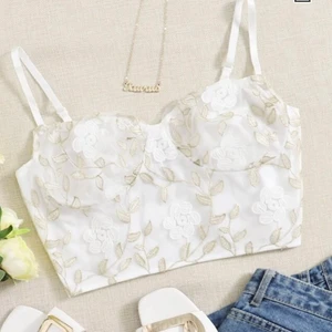 Vit och guld topp från shein - Helt oanvänd top från Shein i storlek S passade inte mig så säljer därför vidare. Vit med guldiga detaljer i typ mesh material. Nypris 109kr men säljer för 89kr💗 Frakt 24kr