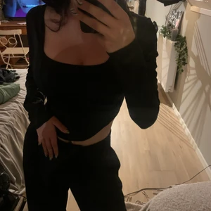 Korsett liknande topp - Nu säljer jag min korsettliknande långärmade topp från H&M då den inte kommer till användning. Storlek S. Om ni har frågor eller vill se fler bilder är det bara att skicka ett meddelande🥰 ALDRIG ANVÄND