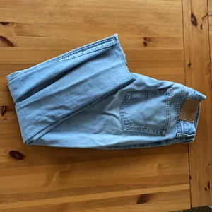 Jeans  - Blåa halvt vida Levis jeans, köpta här på Plick. Kommer ej till användning längre men sitter bra på mig som är 164cm lång. 
