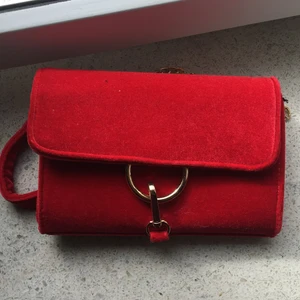 Väska Gna tricot - Väska från Gina tricot. Köpt på rea! Den är liten så man får inte plats med mycket