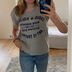 Zadig t-shirt - Jättefin zadig t-shirt, finns ett litet litet hål längst ner. Kom privat för fler bilder 💙 Kan byta mot en annan zadig tröja eller ganni tröja!  Frakt på 48kr!