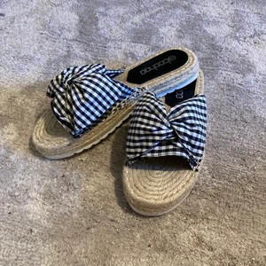 Sommarskor  - Ett par sommarskor i nyskick, använda en gång. Köpta från boohoo i storlek 38. Köparen står för frakt 🤍