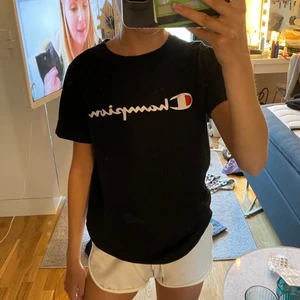 Champion T-shirt  - En champion T-shirt. Kommer ej till användning 🤍 passar Xs/S