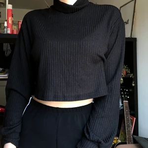 Stickad croppad tröja - Knappt använd så fint skick, tunnt material