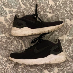 Nike tränings skor - Äkta Nike skor som är skönaste tränings skorna! (Funkar till vardags också) dem har foam sula om man kan säga så 🤨 använda rätt mycket men inga defekter, bara lite smutsiga! 