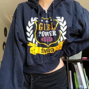 Svea croppad hoodie - Fint skick, använd men inte mycket alls. Jag har använt den som en oversize hoodie.