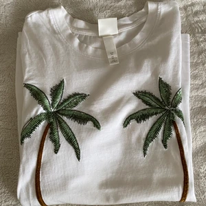 T-shirt med ✨palmer✨ - Broderade palmer wow, väldigt skönt material, väl använd men tyvärr för liten nu, kan tyvärr inte visa bilder hur den är på 😀. Kvaliteten är fortfarande bra. Skriv om du är intresserad kan diskutera pris !