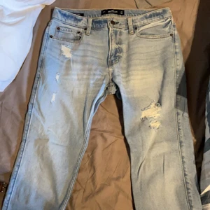 Ljusblå slitna Hollister jeans  - Ljusblåa slitna jeans från Hollister. Använda typ 1 gång så de är i väldigt bra skick. 