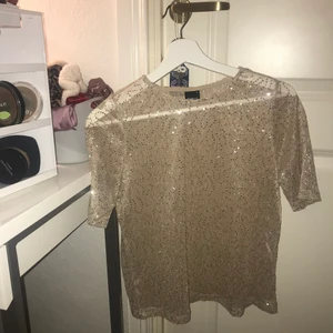 Gina tricot bling - Hej, tänkte bli av med denna som tyvärr inte kommer till användning längre. Den är lite oversize å seethru. Ganska snyggt med en mörkare Bh under. Nypris 400:- köpt på Gina, riktigt bra skick! Hör av dig vid intresse ❤️🥰 kan posta och träffas i Stockholm!