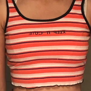 Sött orange linne - Sött orange linne där det står ”keep it cute” påköpt här på Plick men som tyvärr inte kommit till användning. Vet inte hur mycket den förra ägaren använde det men det är iallafall i bra skick och tvättas såklart innan jag postar. Frakten ligger på 24kr tror jag och betalas av köparen, skriv om du vill köpa så kan jag gå och väga den hos posten.