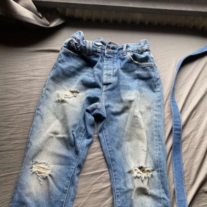 off-white jeans - säljer dessa då jag växt ut dem.
