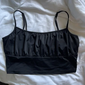 Topp från H&m super söt!!💞💞 - Säljer detta super söta linne då den inte passar min byst😇 Nästan aldrig använt och då väldigt fint skick. 