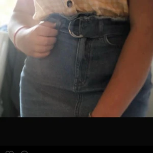 Jeanskjol - Säljer den då den är för liten för mig. Den är i bra skick och har inga skador. Köparen står för frakten 💕