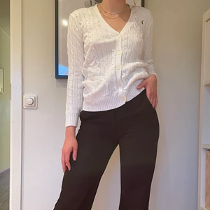 Vit kofta från Ralph Lauren strl XS - Klassisk vit kabelstickad kofta från Ralph Lauren i strl XS, perfekt skick.✨GRATIS FRAKT✨