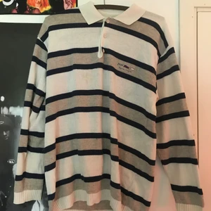 Stickad rugbytröja - Stickad tröja i bra skick, och på tagen står det XL men passar mer som ett mellanting mellan medium och large. Den sitter lite tight vid midjan så den har nice passform 