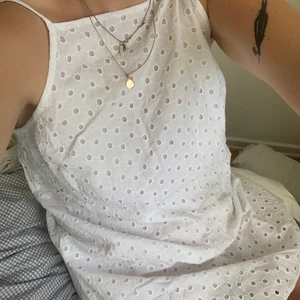  Klänning - Supersöt liten klänning som man knyter i ryggen! Den har rätt låg/ urringad rygg. 