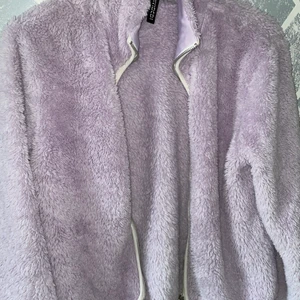 Lila tröja i teddy material - Den är mer lika i verkligheten (mer som på bild två). Använd fåtal gånger, skicket är bra. 50kr+66krfrakt. 