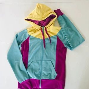 80-isch zip-hoodie retro träningsjacka - Grym hoodie, träningsjacka med dragkedja i glansigt pastellfärgad wct- material, 80-tals inspirerad look. Storlek 34. Lite för liten till mig därför inga bilder på. Pris 150 kr plus porto.